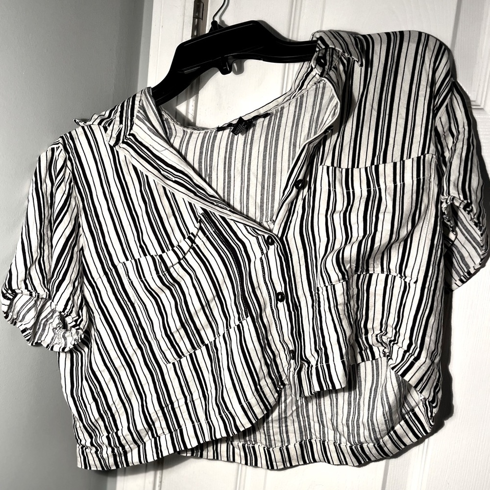 Forever 21 cropped button up, size medium